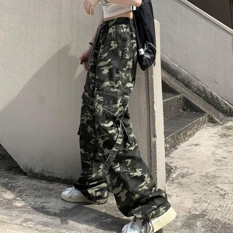 Elegante Damenhose mit hohem Bund im Camouflage-Stil