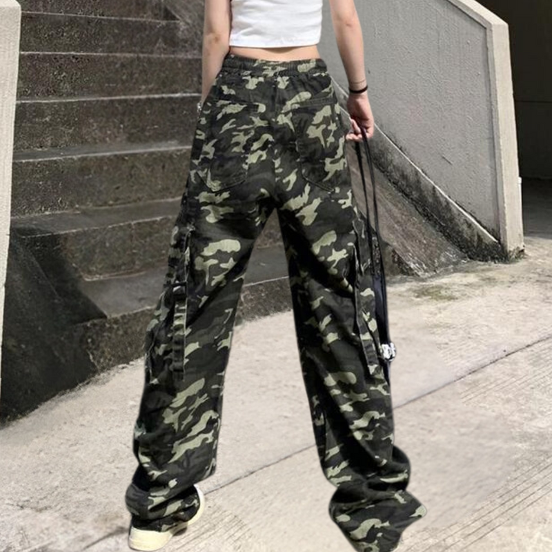 Elegante Damenhose mit hohem Bund im Camouflage-Stil