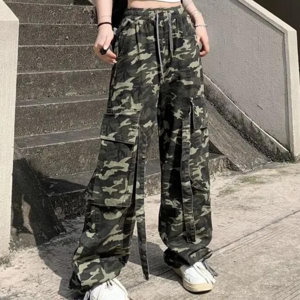 Elegante Damenhose mit hohem Bund im Camouflage-Stil