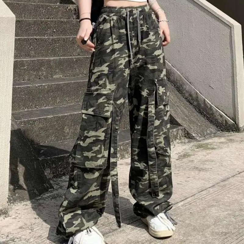 Elegante Damenhose mit hohem Bund im Camouflage-Stil