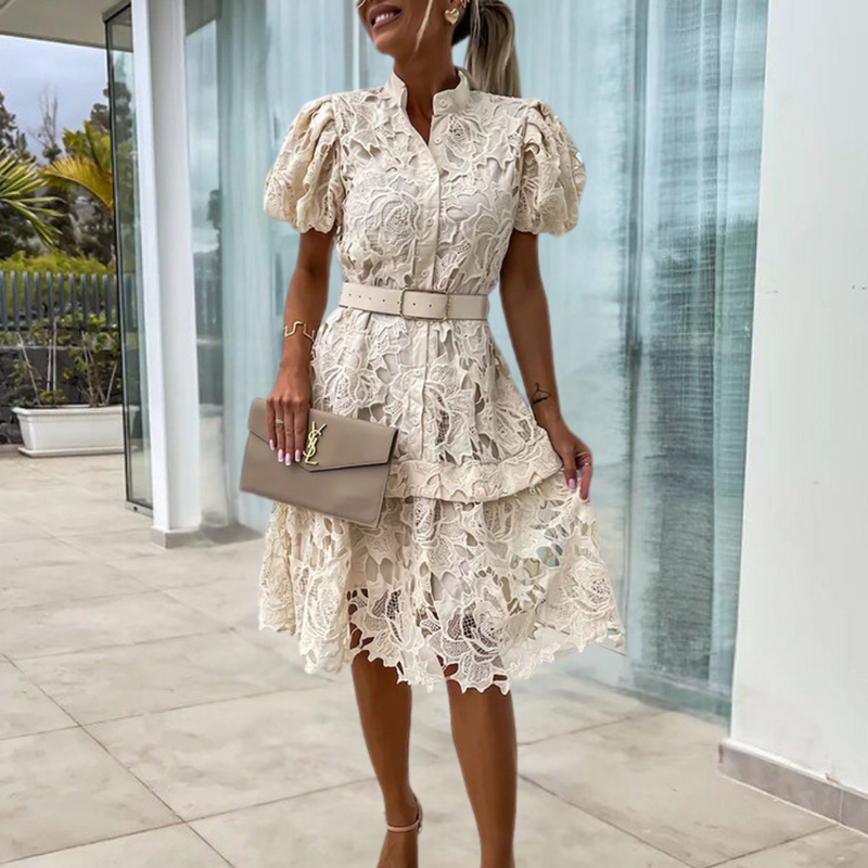 Sidra - Zierliches Spitzenkleid mit Puffärmeln und Gürtel