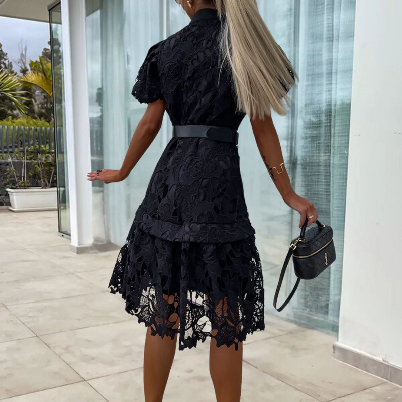 Sidra - Zierliches Spitzenkleid mit Puffärmeln und Gürtel