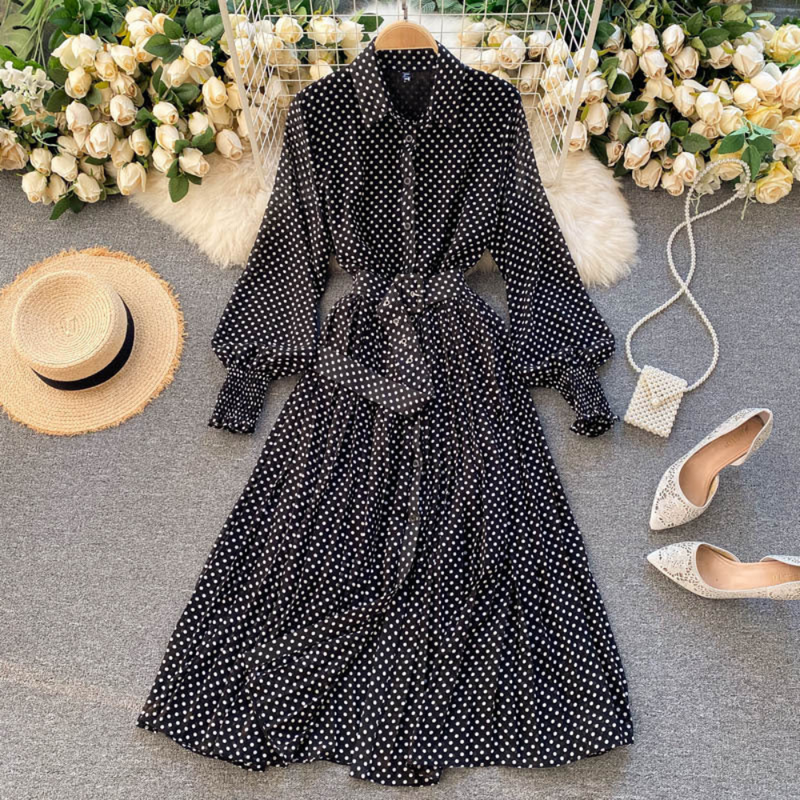 Elegantes Maxikleid mit Punkten und Plissee-Details