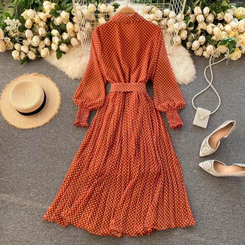 Elegantes Maxikleid mit Punkten und Plissee-Details