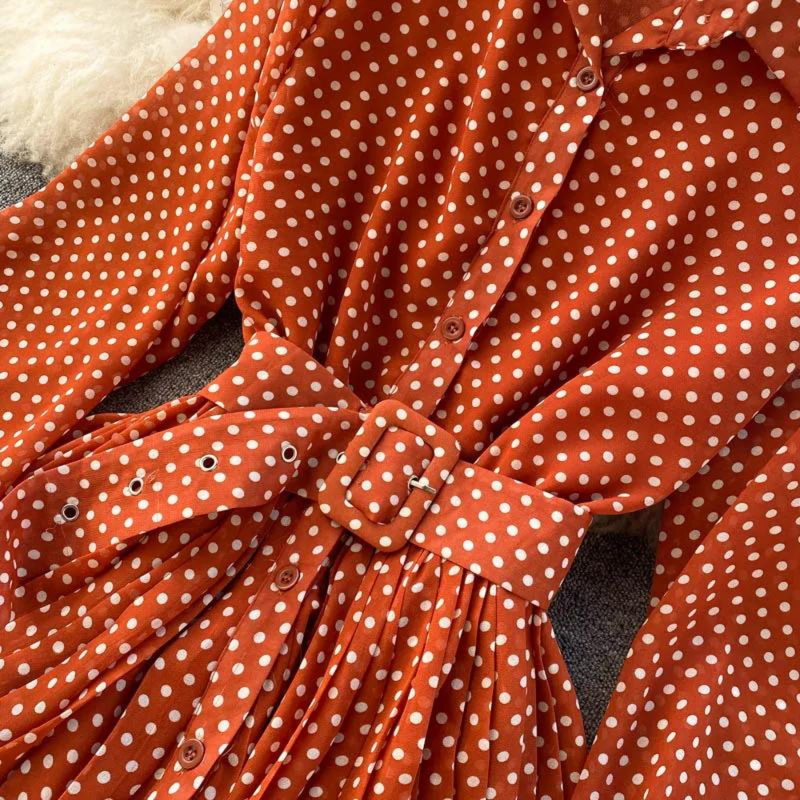 Elegantes Maxikleid mit Punkten und Plissee-Details