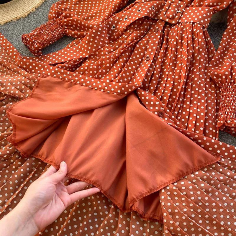 Elegantes Maxikleid mit Punkten und Plissee-Details