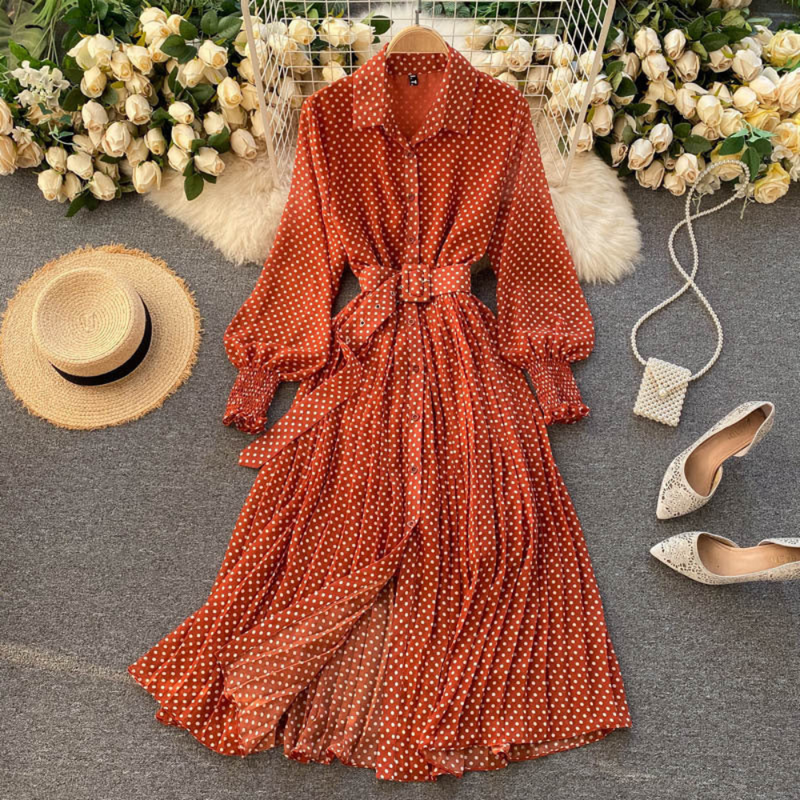 Elegantes Maxikleid mit Punkten und Plissee-Details