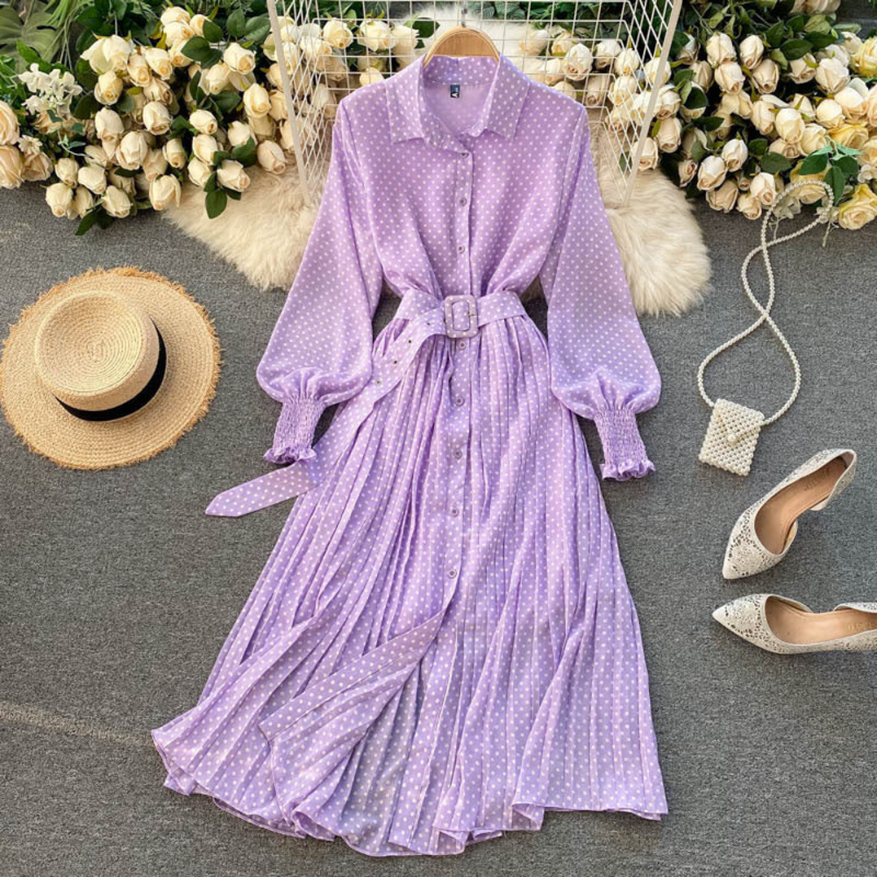 Elegantes Maxikleid mit Punkten und Plissee-Details
