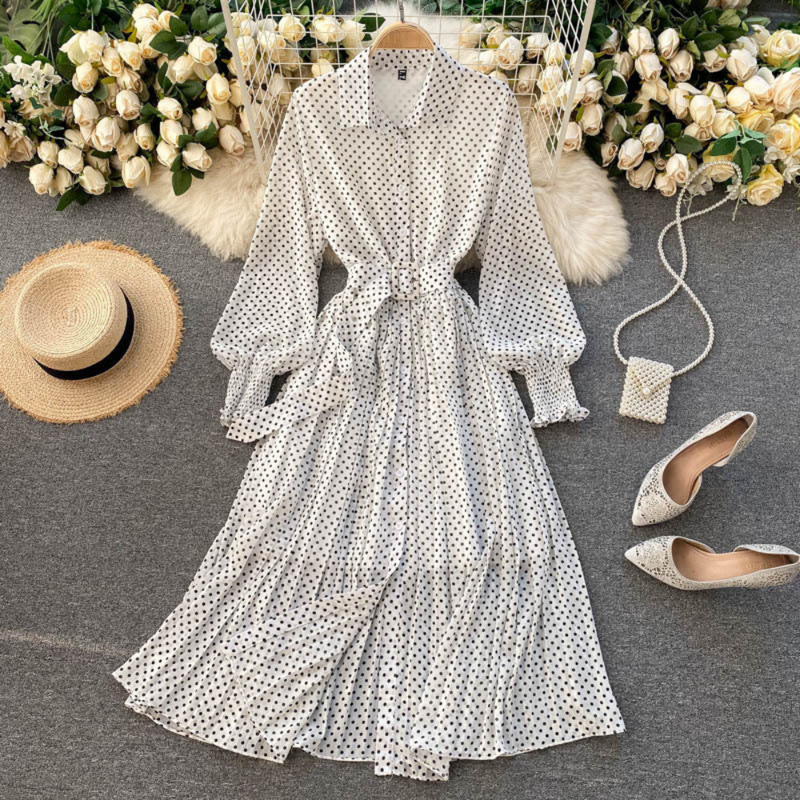 Elegantes Maxikleid mit Punkten und Plissee-Details