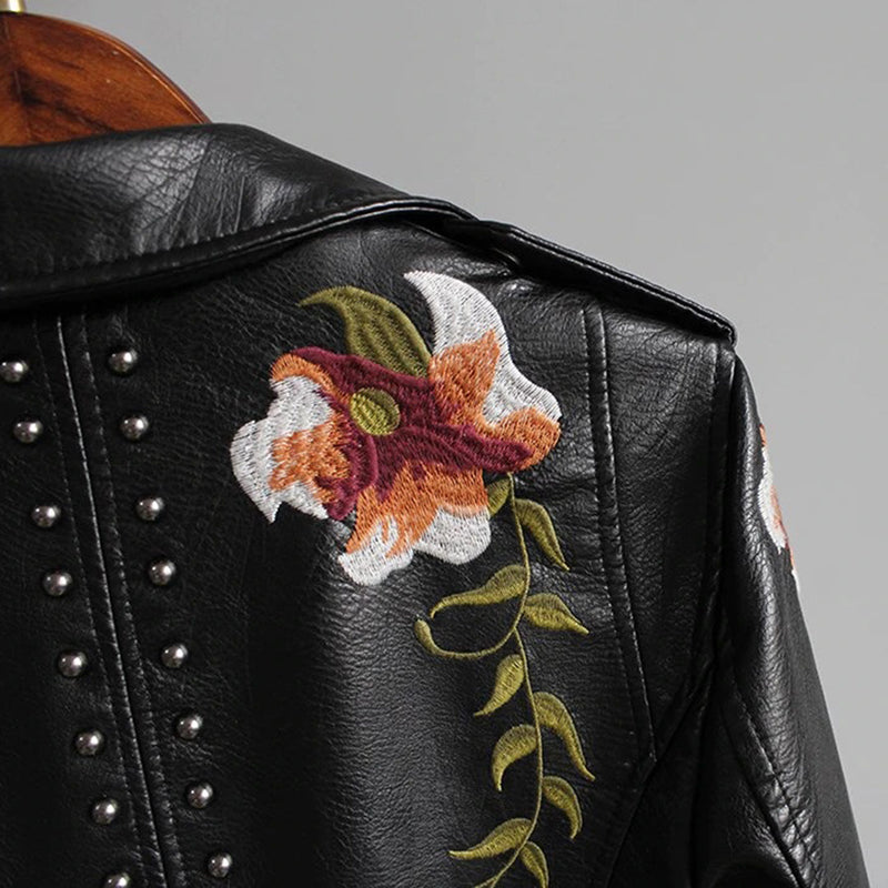 Bequeme und warme Damenjacke mit Blumen