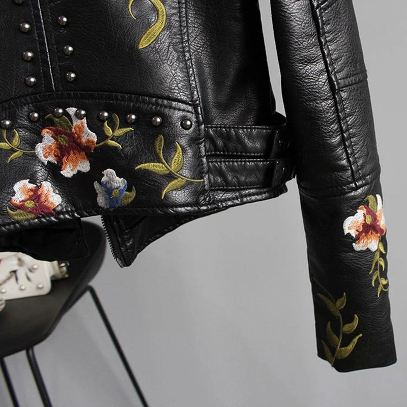 Bequeme und warme Damenjacke mit Blumen