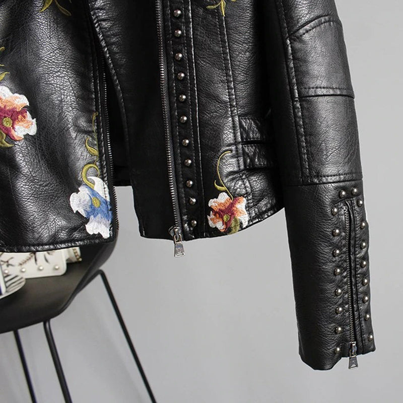 Bequeme und warme Damenjacke mit Blumen