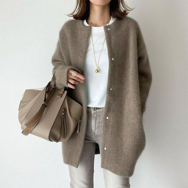 Amelia – Elegante und bequeme Strickjack
