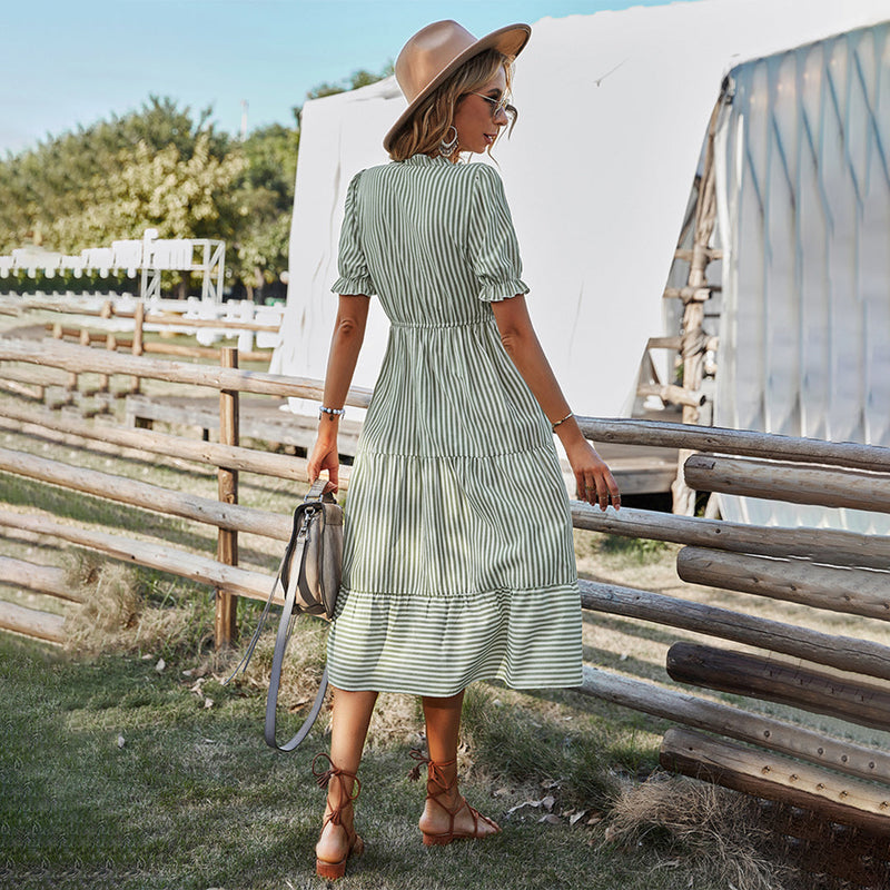 Elegantes gestreiftes Midi-Kleid für stilvolle Sommerlooks