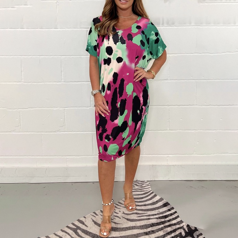 Bequeme und elegante mehrfarbige Sommerkleid