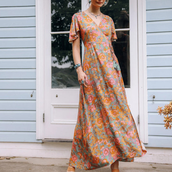 Elegantes Maxikleid mit Blumen und Flatterärmeln
