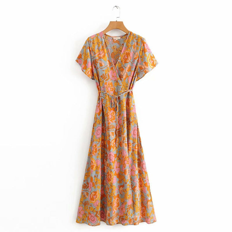 Elegantes Maxikleid mit Blumen und Flatterärmeln