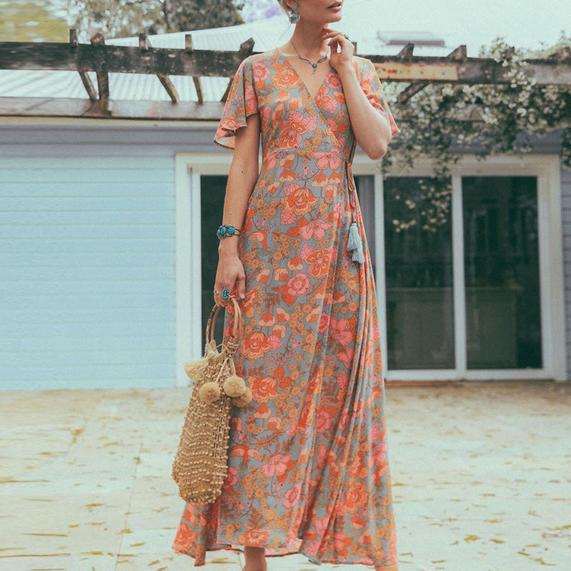 Elegantes Maxikleid mit Blumen und Flatterärmeln