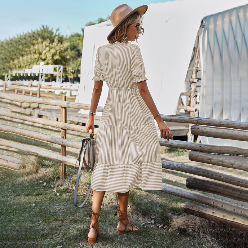 Elegantes gestreiftes Midi-Kleid für stilvolle Sommerlooks