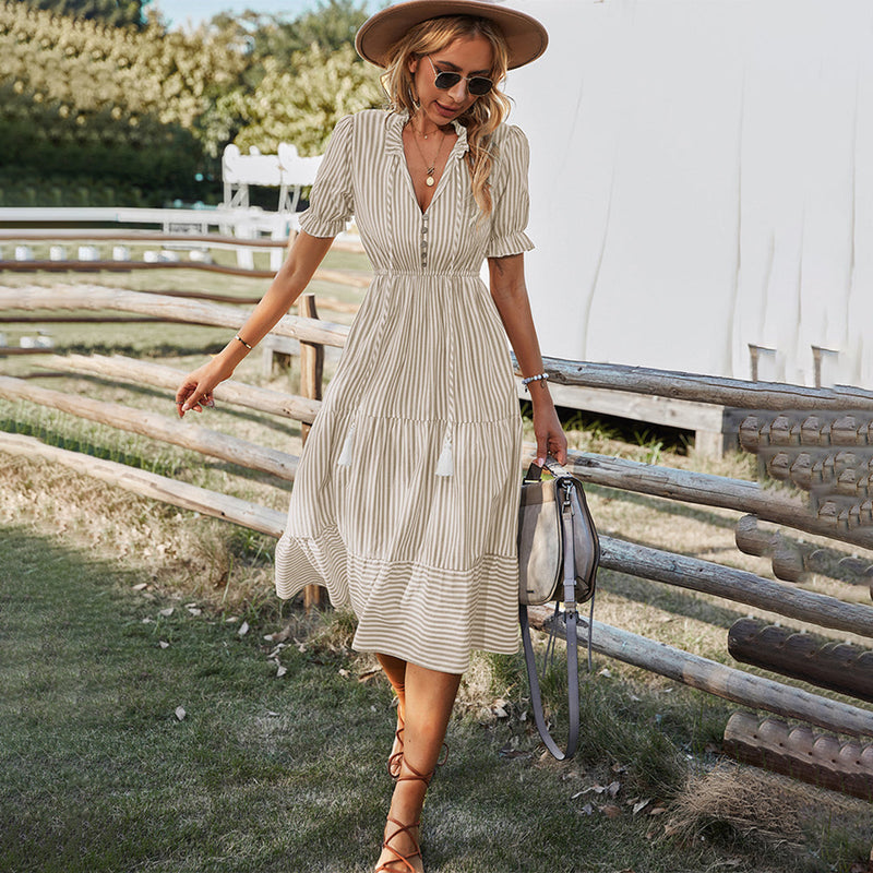 Elegantes gestreiftes Midi-Kleid für stilvolle Sommerlooks