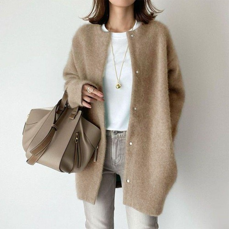 Amelia – Elegante und bequeme Strickjack