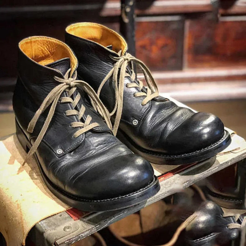 Elegante braune Herrenstiefel mit Absatz