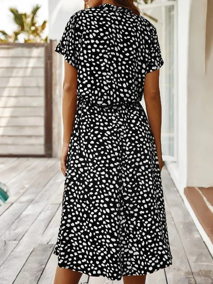 Weiches - Elegantes kurzärmliges Hemdblusenkleid mit Polka Dots und Kordelzug in der Taille für dich