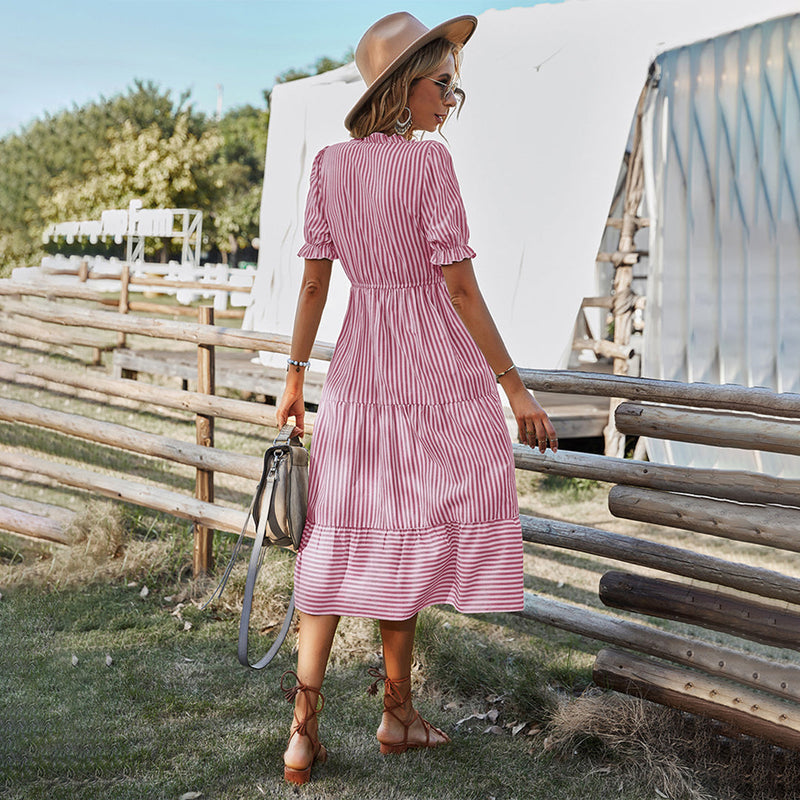 Elegantes gestreiftes Midi-Kleid für stilvolle Sommerlooks