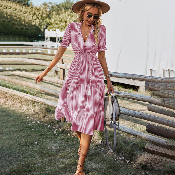 Elegantes gestreiftes Midi-Kleid für stilvolle Sommerlooks