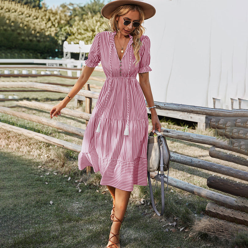 Elegantes gestreiftes Midi-Kleid für stilvolle Sommerlooks