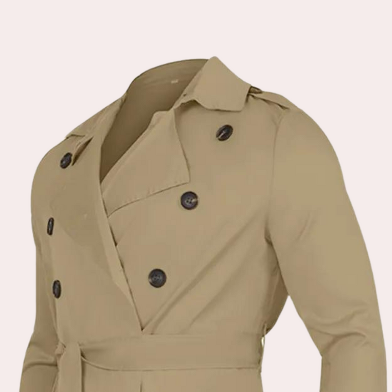 Eleganter Trenchcoat für Männer an kalten Tagen