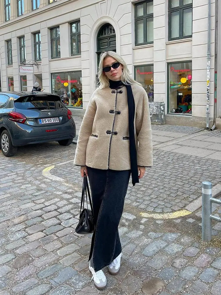 Eleganter und warmer langer Mantel