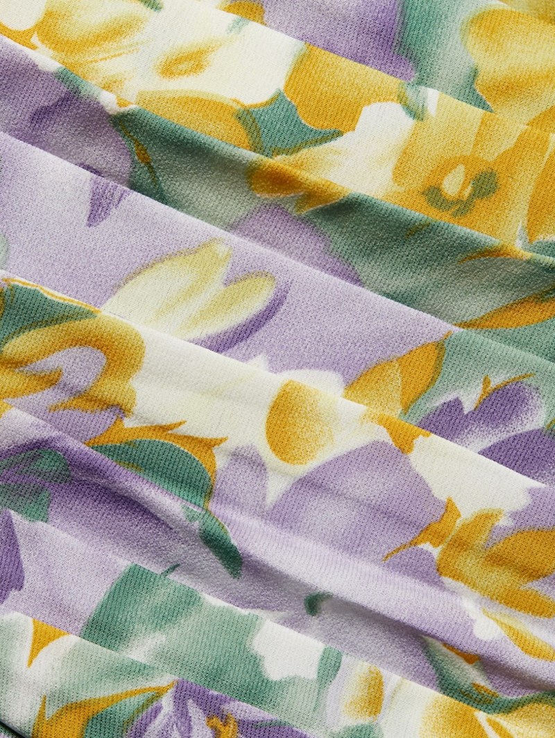 Weiches langärmliges Blumenkleid mit goldener Taillenkette für dich