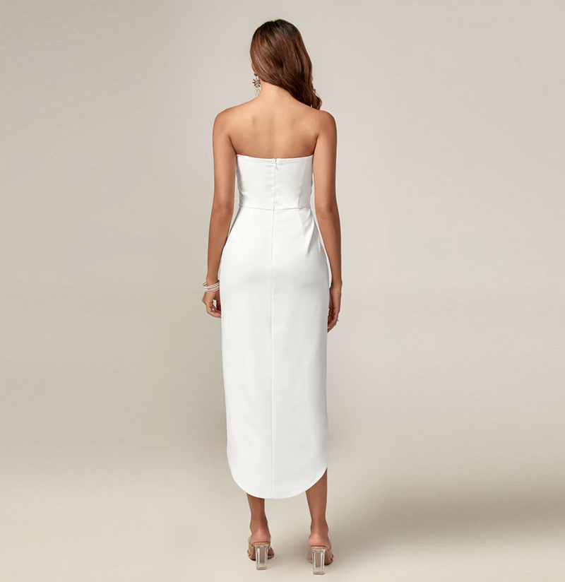 Elegantes Maxikleid mit hohem Schlitz und Federbesatz