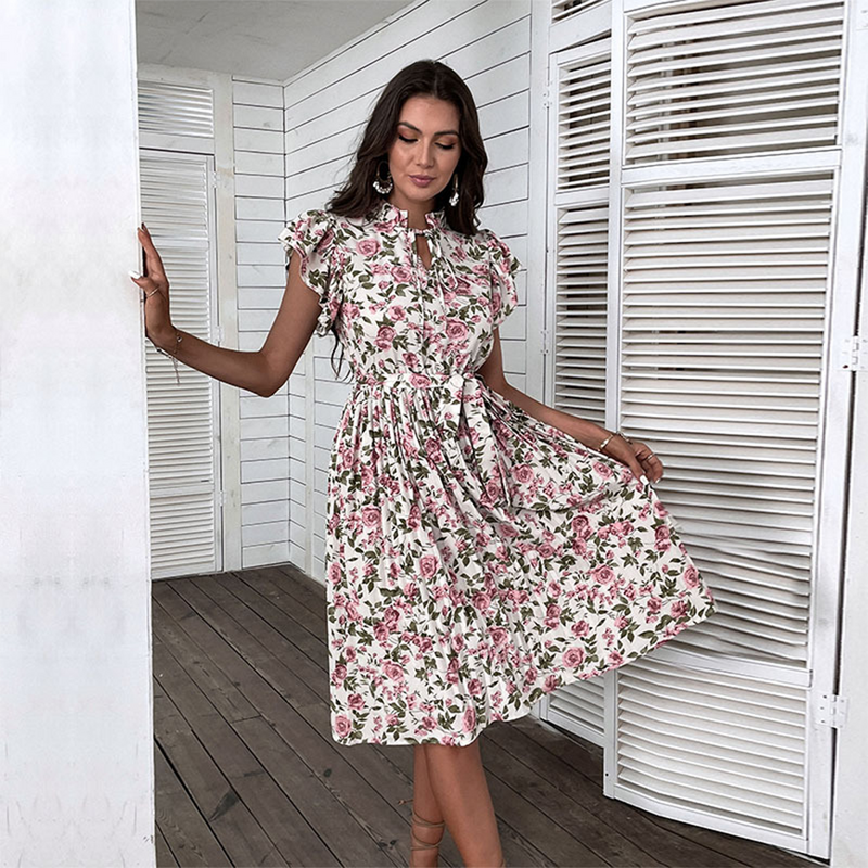 Elegantes Blumenkleid für stilvolle Sommeranlässe