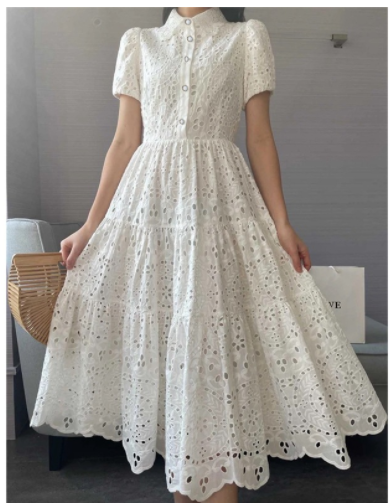 Dorothee - Baumwollkleid mit gehäkeltem Kragen und gestickten Ösen