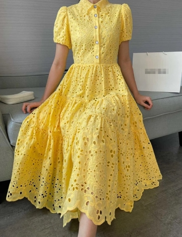 Dorothee - Baumwollkleid mit gehäkeltem Kragen und gestickten Ösen