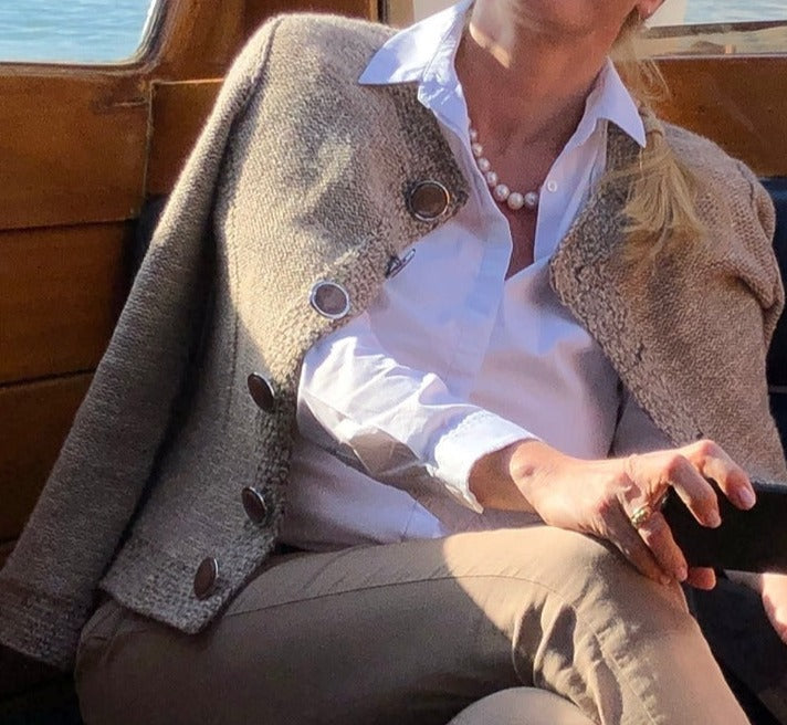 Elegante khakifarbene Strickjacke für jeden Anlass