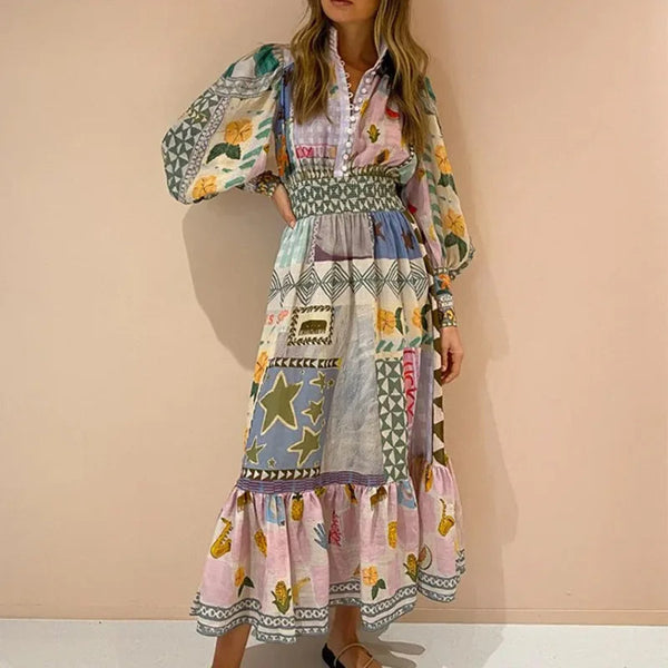 Buntes Kleid mit Fruchtmotiven für den Sommer