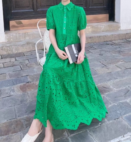 Dorothee - Baumwollkleid mit gehäkeltem Kragen und gestickten Ösen