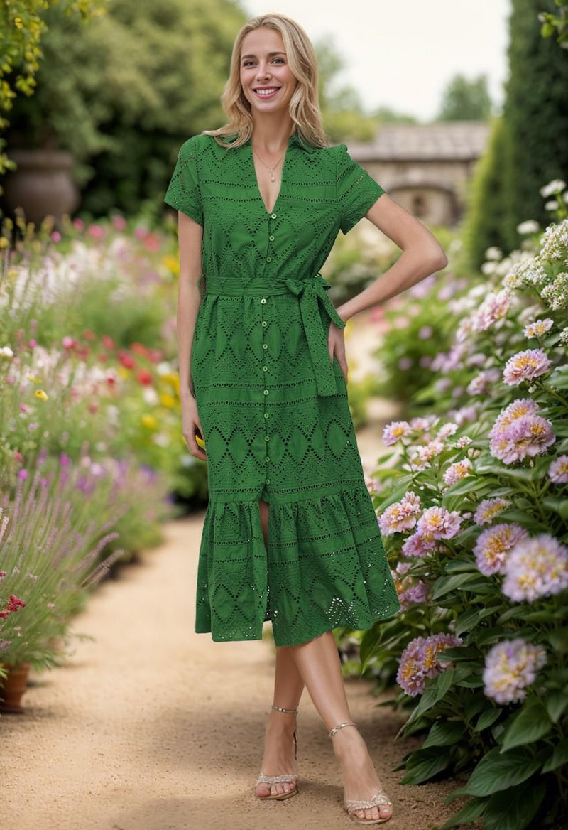 Meadow - Frühlingsgrünes Kleid mit gestickten Ösen und Fransen